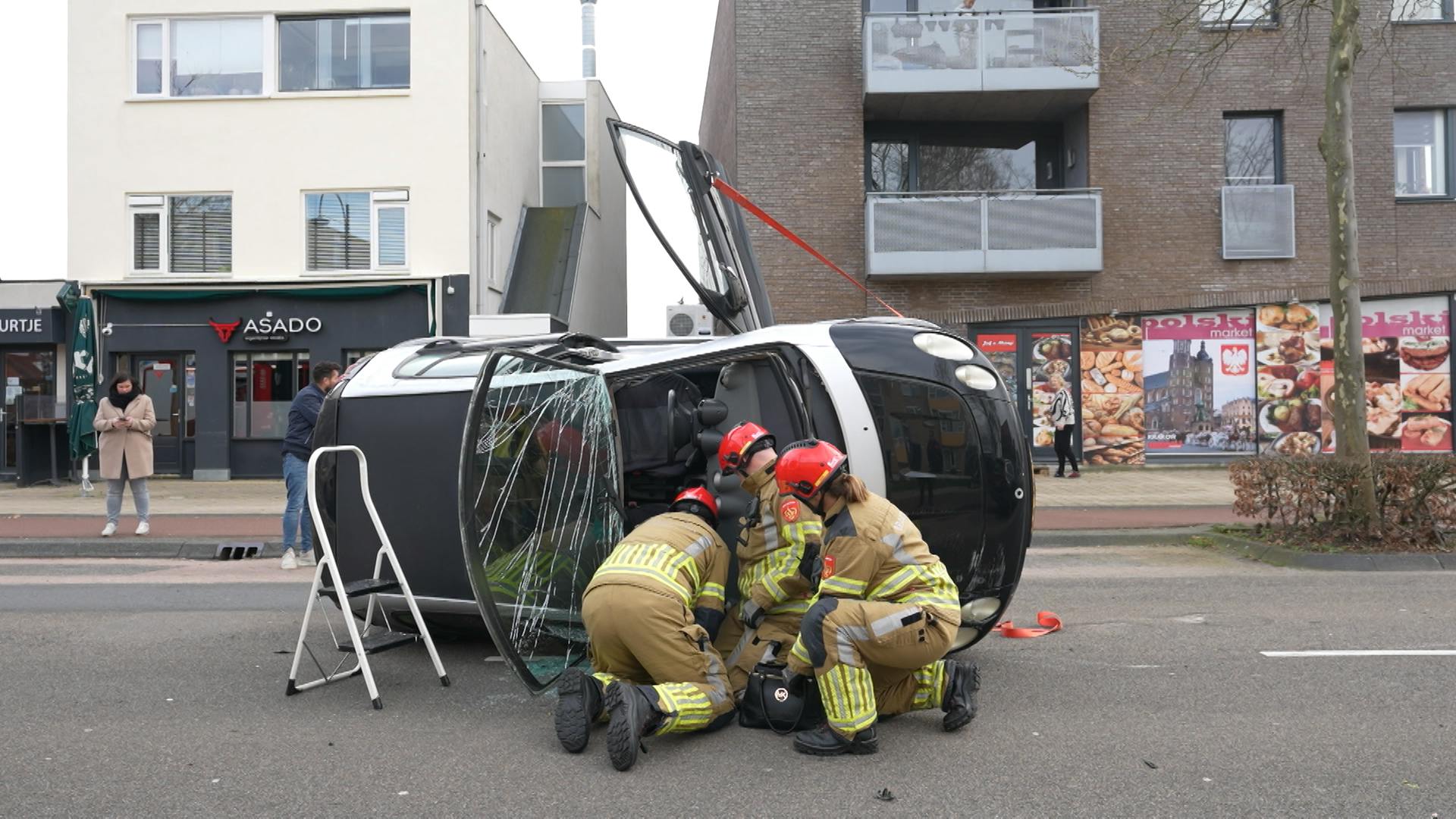 Auto Belandt Op Zijkant Bij Botsing In Oosterhout